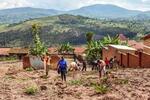 　虐殺現場の一つとなったルワンダ南部フエ。この土地では昨年以降、約２千人の遺骨が見つかった＝４日（中野智明氏撮影・共同）