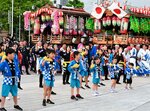 おそろいの衣装を身にまとい踊りを披露する踊り子ら＝１７日、鳥取市のＪＲ鳥取駅前風紋広場