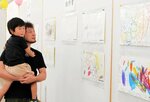 入賞作品が並んだ会場＝２４日、鳥取市文化センター