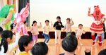 ももいろクロおばあＺのメンバーとの交流を楽しむ園児＝６日、新温泉町諸寄の明星認定こども園