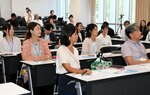 開講式に臨む受講生ら＝９日、倉吉市の鳥取短期大