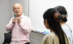 学生とのトークセッションで撮影秘話を話す羽原さん（左）＝３０日、倉吉市の鳥取看護大・鳥取短期大
