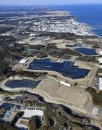 　福島県大熊町の中間貯蔵施設。奥は東京電力福島第１原発＝２月
