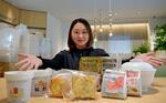 　東急ステイ池袋で提供する冷凍食品と大村彩貴さん＝東京都豊島区