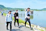 風光明媚な東郷池の景観を楽しみながら歩くウオーカー＝１日、湯梨浜町松崎