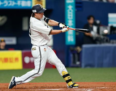 　４回オリックス１死二塁、杉本が左翼線に先制の二塁打を放つ＝京セラドーム