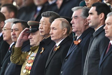 　対ドイツ戦勝８０年を祝う軍事パレードを観覧するロシアのプーチン大統領（右から４人目）と中国の習近平国家主席（同５人目）ら＝９日、モスクワ（ロシア通信提供・ＡＰ＝共同）