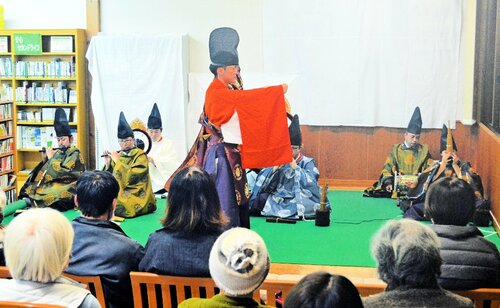 日本の伝統芸能を楽しむ参加者