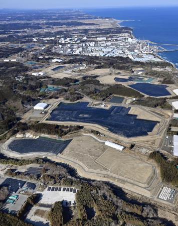　福島県大熊町の中間貯蔵施設。奥は東京電力福島第１原発＝２月