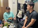 　２０２４年７月、訪問看護で患者を支援する中野誠子社長（左）＝大阪市西区（Ｍａｋｅ　Ｃａｒｅ提供）