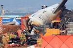 　２９日、韓国・務安国際空港で起きた旅客機事故現場で、対応にあたる当局者ら（共同）