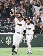 　１２回、サヨナラ三塁打を放ち喜ぶ巨人・吉川（手前）＝東京ドーム