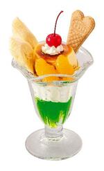 　サンマルクカフェの「プリンアラモードとクリームソーダ風ゼリーのレトロパフェ」