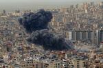 　イスラエル軍の空爆で、レバノン首都に舞い上がる黒煙＝２８日、ベイルート（ＡＰ＝共同）