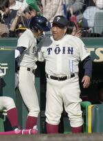 　神村学園戦で甲子園大会の監督通算勝利数を６９とした大阪桐蔭・西谷監督（右）。５回裏、ランニング本塁打を放った境を迎える＝甲子園