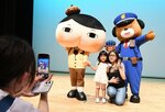 【ハイポーズ】「おしりたんてい」のキャラクターと記念撮影する来場者
