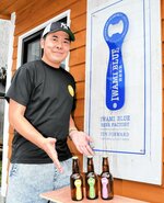 兵庫県から移住し、ビール製造など多彩な挑戦をしている黒崎さん＝岩美町浦富