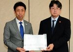 山下局長（右）から認定通知書を受け取る井上常務＝２０日、鳥取市永楽温泉町の鳥取銀行本店