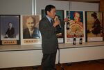 生涯学習講座で磯野長蔵氏の経営手腕を説明する渡辺氏＝２０１２年10月27日、倉吉交流プラザ