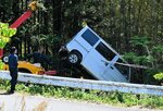 クレーン車で引き上げられるライトバン＝１０日午前１０時半ごろ、鳥取市佐治町津無