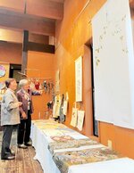 手作りの布小物作品が並ぶ会場＝１４日、香美町村岡区鹿田の森ちゃんの隠れ家
