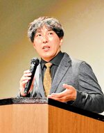 日本の歌曲の歴史などについて講演する佐佐木頼綱さん＝２４日、新温泉町湯の夢ホール