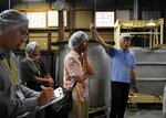 杜氏（右）から、酒造りの工程などの説明を受ける参加者＝３１日、若桜町若桜の太田酒造場