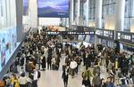 　乗客でにぎわう成田空港の到着ロビー＝昨年３月