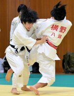 女子団体決勝　代表戦で粘り勝ちした倉吉北の西村（左）＝鳥取県立武道館
