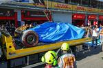 　クラッシュ後、ガレージに戻る角田裕毅の車＝１７日、イモラ（ゲッティ＝共同）