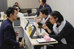 　資生堂が開いた男性向けメークの講座＝３月、東京都墨田区（同社提供）