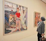 岸本さんの作品「鮫と少年」を鑑賞する来場者＝２３日、米子市美術館