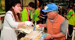 試食のラッキョウを受け取る市場関係者＝２３日、東京・大田市場