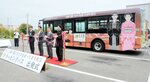 関係者によるテープカットで披露されたドラマをアピールするラッピングバス＝松江市平成町の市交通局