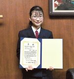 砂漠緑化が地球温暖化を防ぐ効果について思いをつづった田村さん＝２０日、鳥取市湖山町南４丁目の鳥大付中