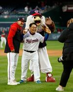 　ナショナルズ―ドジャースで始球式を行い、記念写真に納まる愛知県の大村秀章知事＝ワシントン（共同）