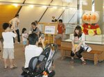 アンパンマンのぬいぐるみをバックに記念撮影＝２０１２年８月４日掲載、鳥取県三朝町