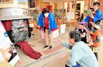 【さあ勝負だ】温泉施設の入浴無料券を当てようと、七釜温泉のマスコットキャラクターとじゃんけん対決する来場者。勝敗やいかに？