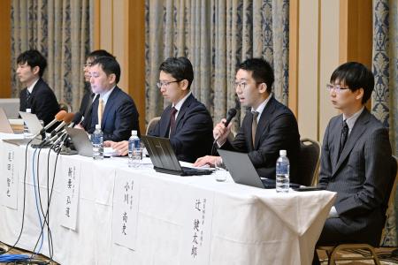 　いわき信用組合の不正融資問題を巡り、第三者委員会が開いた記者会見＝３０日午後、福島県いわき市