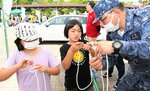 自衛隊員（右）から被災した際に役立つロープの結び方を教わる子どもたち＝２１日、倉吉市駄経寺町の倉吉パークスクエア