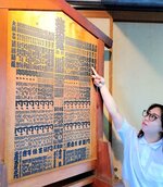 倉吉市出身の第５３代横綱・琴桜のしこ名が記された希少な板番付＝１４日、倉吉市役所