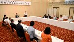 石破氏の出馬会見を前に地元の選対本部を立ち上げた県議ら＝２３日、鳥取市永楽温泉町のホテルモナーク鳥取