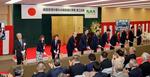 　成田空港での着工式典でくわを入れるＮＡＡの田村明比古社長（左端）ら＝２５日午前