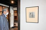 ブランコに乗る少女を写した作品と塩谷館長＝琴浦町赤碕の塩谷定好写真記念館