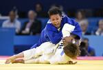 　女子５２キロ級３位決定戦でハンガリー選手（下）を攻めるフランスのブシャール＝２８日、パリ（共同）