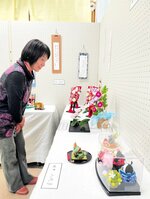 【力作ずらり】同会館で開かれている講座の受講生や住民の力作も並んだ