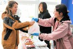 摘みたてのイチゴを販売する地域おこし協力隊員（右）