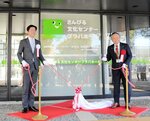 白布を取り除いて愛称を披露する上定市長（左）と田中社長＝７日、松江市西津田６丁目のさんびる文化センタープラバホール