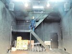 舞台奥の階段は２階楽屋につながっている。演出にも利用可