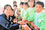 ３種類の花を植えたプランターを園児に贈る生徒＝２９日、香美町香住区一日市のみなと保育園